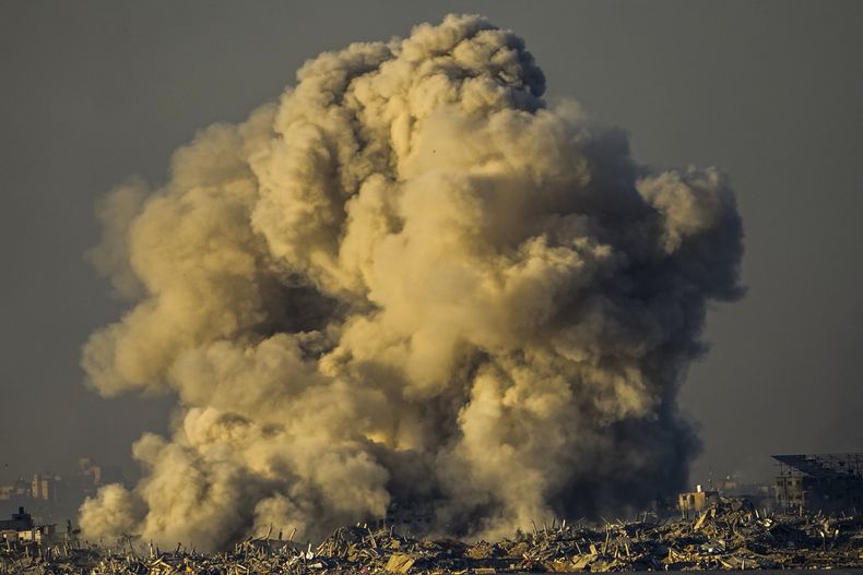 Humo tras un bombardeo israelí en la Franja de Gaza, visto desde el sur de Israel, sábado 16 de diciembre de 2023. (AP Foto/Ariel Schalit)