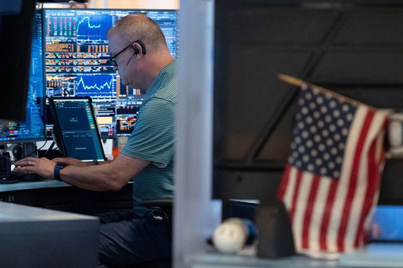Un operador trabaja en el piso de remates de la Bolsa de Valores de Nueva York el viernes 21 de agosto de 2026. (AP Foto/Yuki Iwamura)