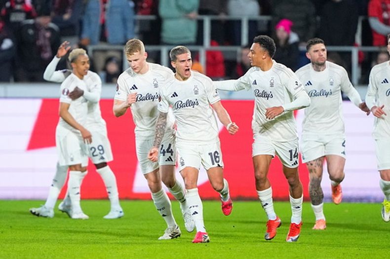 El argentino Nicolas Domínguez del Nottingham Forest celebra con sus compañeros tras anotar en el encuentro de la Liga Europa ante el Midtjylland el jueves 19 de marzo del 2026. (Bo Amstrup/Ritzau Scanpix via AP)