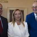 La primera ministra italiana, Giorgia Meloni; a su izquierda, el presidente de la Comisión de Relaciones Exteriores del Senado, Bob Menéndez, demócrata por Nueva Jersey, y a su derecha el líder de la mayoría en el Senado, Chuck Schumer, demócrata por Nueva York, antes de un almuerzo en el Capitolio en Washington el 27 de julio de 2023. (Foto AP/J. Scott Applewhite)