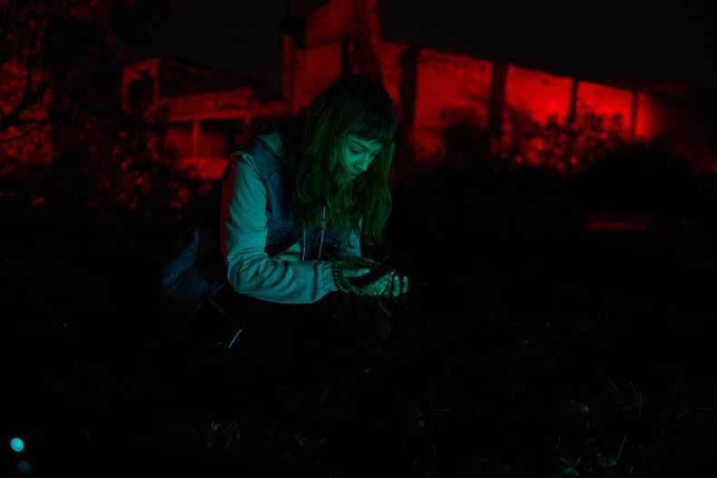 Esta imagen, difundida por Prime Video, muestra a Lilith Curiel en una escena de la serie Cometierra. (Prime Video via AP)