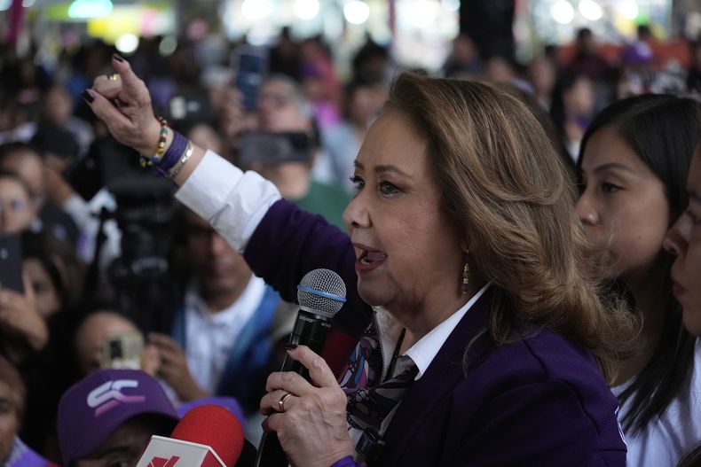 Yasmín Esquivel, candidata a jueza de la Suprema Corte de Justicia de México, saluda a sus simpatizantes durante su cierre de campaña, el miércoles 28 de mayo de 2025, en Ciudad de México. (AP Foto/Marco Ugarte)