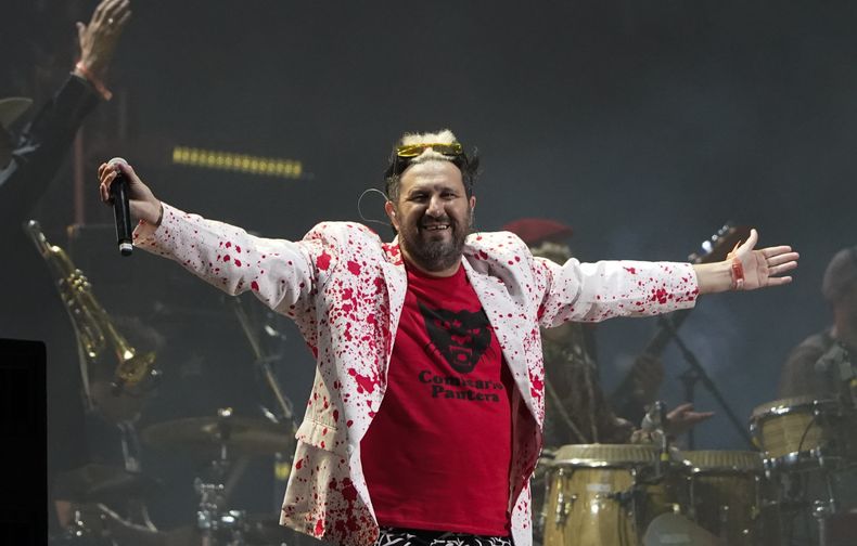 ARCHIVO - Gustavo Parisi, vocalista de la banda argentina Los Auténticos Decadentes, durante su concierto en la 22a edición del Festival Vive Latino en la Ciudad de México el 19 de marzo de 2022. Los Auténticos Decadentes debutarán en el Hollywood Bowl de Los Angeles el 24 de septiembre. (Foto AP/Eduardo Verdugo)