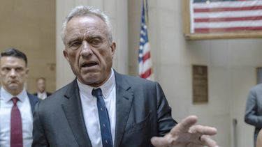 El candidato independiente a la presidencia de Estados Unidos, Robert F. Kennedy Jr., habla con reporteros en la Corte Suprema del condado de Nassau, en Mineola, Nueva York, el 21 de agosto de 2024. (AP Foto/Stefan Jeremiah, Pool)
