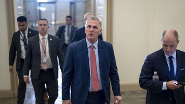El presidente de la Cámara de Representantes, el republicano Kevin McCarthy, arriba al Capitolio en Washington el martes 12 de septiembre de 2023. McCarthy anunció una investigación para iniciarle juicio político al presidente Joe Biden por los negocios de su familia. (AP Foto/J. Scott Applewhite)