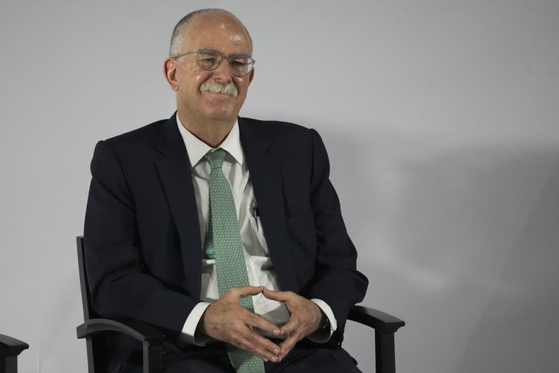 ARCHIVO - Julio Berdegué Sacristán, recién nombrado secretario de Agricultura y Desarrollo Rural, asiste a la conferencia de prensa para anunciar el gabinete de la presidenta entrante, Claudia Sheinbaum, en la Ciudad de México, el 20 de junio de 2024. (Foto AP/Marco Ugarte, Archivo)