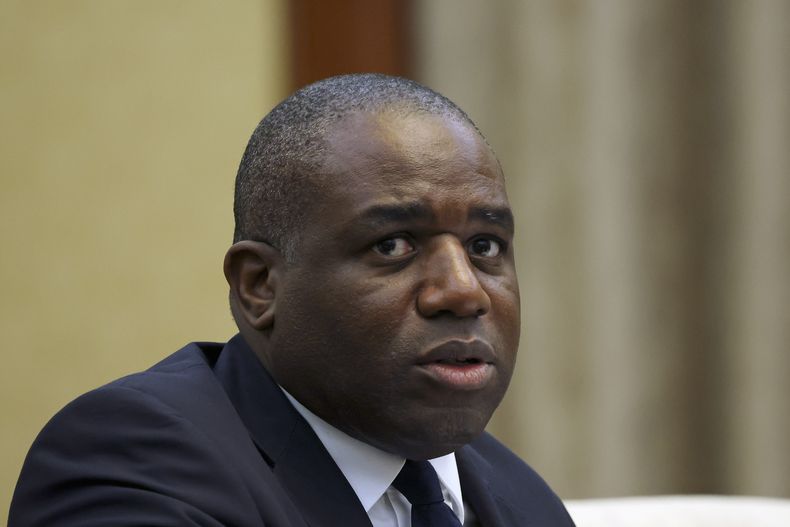 El secretario de Relaciones Exteriores de Gran Bretaña, David Lammy, asiste a una reunión con el viceprimer ministro chino, Ding Xuexiang, en el Gran Salón del Pueblo en Beijing, China, el viernes 18 de octubre de 2024. (Florence Lo/Pool Photos vía AP)