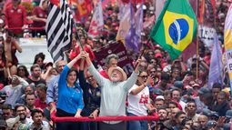 El presidente brasileño Luíz Inacio Lula da Silva, que se postula para la reelección, ondea banderas de Brasil y del estado de Sao Paulo en un mitin de campaña previo a la elección general, en Sao Paulo, el sábado 3 de octubre de 2026. (AP Foto/Andre Penner)