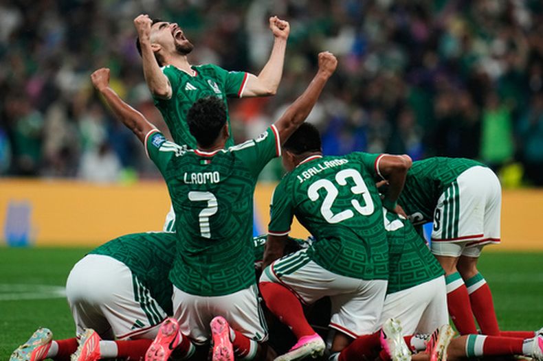 Los jugadores de la selección de México festejan su segundo tanto ante Ecuador en el partido de dieciseisavos de final de la Copa del Mundo disputado ante Ecuador el martes 30 de junio de 2026 (AP Foto/Ricardo Mazalan)