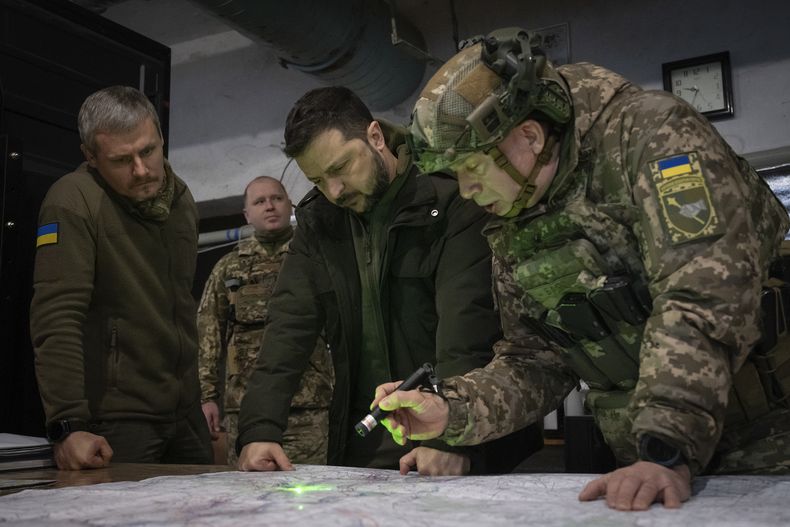 ARCHIVO - El presidente ucraniano, Volodymyr Zelenskyy, y el comandante de las fuerzas terrestres de Ucrania, el coronel general Oleksandr Syrsky. Oleksandr Syrsky, a la derecha, miran un mapa durante su visita a la ciudad de Kupiansk, en la región ucraniana de Kharkiv, el 30 de noviembre de 2023. (AP Foto/Efrem Lukatsky, Archivo)