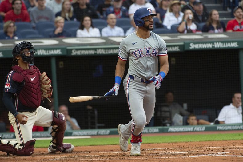 El dominicano Leody Taveras, de los Rangers de Texas, conecta un sencillo de dos carreras en el encuentro ante los Guardianes de Cleveland, el viernes 23 de agosto de 2024 (AP Foto/Phil Long)