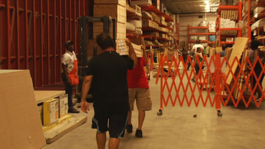 continuan las largas filas para comprar agua, madera y arena en hialeah