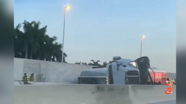 camion cisterna se vuelca en el turnpike y obliga al cierre de vias