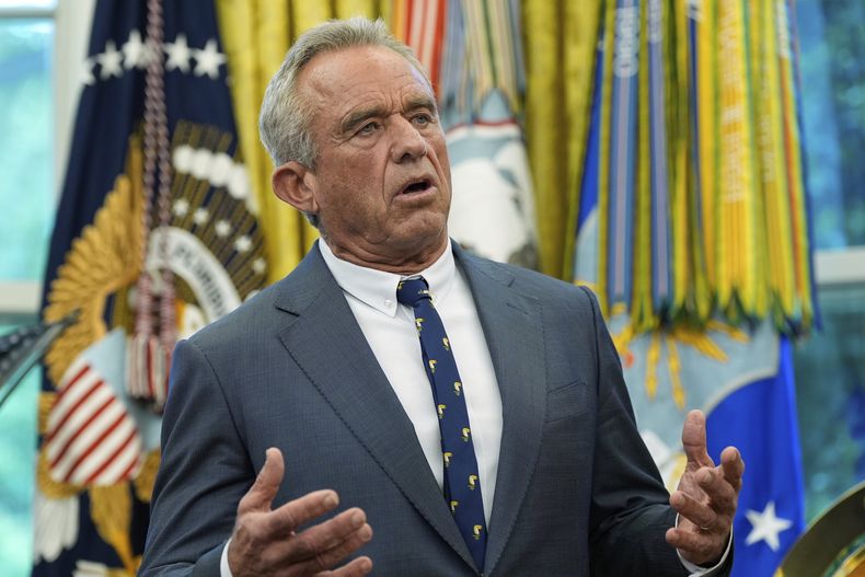 El secretario de Salud y Servicios Humanos, Robert F. Kennedy Jr., habla en un evento con el presidente Donald Trump para la firma de órdenes ejecutivas y proclamaciones en la Oficina Oval de la Casa Blanca, el lunes 5 de mayo de 2025, en Washington. (AP Foto/Alex Brandon)