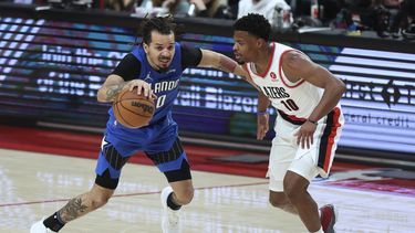 Magic derrota a Blazers, después de que ceden a McCollum