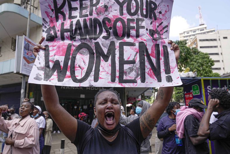 Una manifestante corea consignas mientras sostiene un cartel durante una marcha contra el aumento de los feminicidios, en el centro de Nairobi, Kenia, el 10 de diciembre de 2024. (AP Foto/Brian Inganga)
