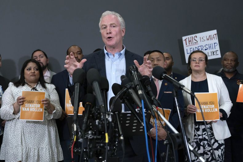 El senador demócrata Chris Van Hollen habla durante una conferencia de prensa en el Aeropuerto Internacional Washington-Dulles tras arribar de El Salvador, donde se reunió con el salvadoreño encarcelado Kilmar Ábrego García, el viernes 18 de abril de 2025, en Chantilly, Virginia. (AP Foto/José Luis Magaña)