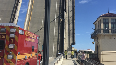 muere mujer ciclista al caer de puente elevadizo en west palm beach