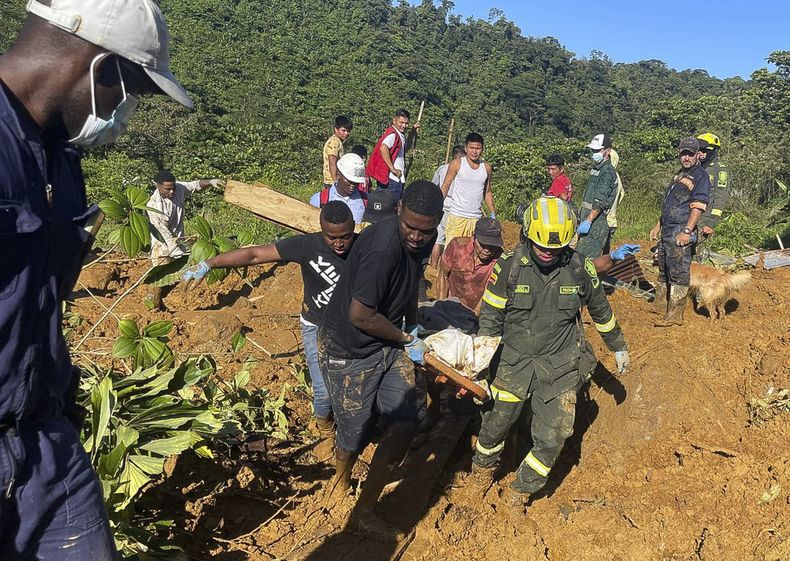 En esta foto distribuida por la Oficina de Prensa del Ejército Colombiano, socorristas hallan el cuerpo de una víctima fatal de un derrumbe vial que dejó decenas de muertos y heridos en el oeste de Colombia, sábado 13 de enero de 2024. La vía se derrumbó en varios puntos entre Quibdó, la capital del departamento de Chocó, y Medellín, la de Antioquia.(Oficina de Prensa del Ejército Colombiano via AP)