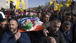 ARCHIVO - Dolientes cargan el cadáver de Omar Assad durante su funeral en la aldea cisjordana de Jiljiliya, al norte de Ramallah, el jueves 13 de enero de 2022. El palestino-estadounidense fue hallado muerto poco después de ser detenido por el batallón Netzah Yehuda en un puesto de control de Cisjordania. (AP Foto/Nasser Nasser, archivo)