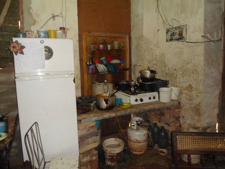 Las imágenes constatan la pobreza en que vive.