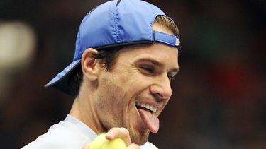 americateve | El alem&aacute;n Tommy Haas reacciona durante su match de semifinales contra el checo Lukas Rosol en el torneo de tenis de Viena el s&aacute;bado, 19 de octubre del 2013. Haas gan&oacute;  3-6, 6-4, 7-6 y pas&oacute; a la final. (Foto AP/Hans Punz)