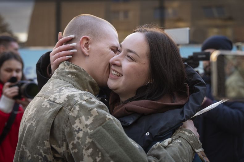 El soldado ucraniano Andrii Orel abraza a su prometida Aliona tras volver del cautiverio en un intercambio de prisioneros entre Rusia y Ucrania en la región de Cherníhiv, Ucrania, el miércoles 19 de marzo de 2025. (AP Foto/Efrem Lukatsky)