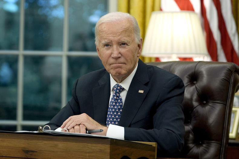 ARCHIVO - El presidente Joe Biden habla desde el Despacho Oval de la Casa Blanca el 30 de septiembre de 2024, en Washington. (AP Foto/Mark Schiefelbein, archivo)