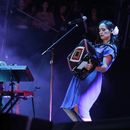 ARCHIVO – La cantautora mexico-estadounidense Julieta Venegas toca su acordeón en el Festival Vive Latino en la Ciudad de México el 19 de marzo de 2017. Venegas se presentará en La Premiere de los Latin Grammy el 16 de noviembre de 2023 en Sevilla, España. (Foto AP/Rebecca Blackwell, archivo)