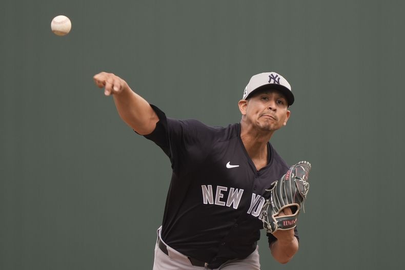 El lanzador abridor de los Yankees de Nueva York, Carlos Carrasco, lanza en la primera entrada de un juego de béisbol de entrenamiento de primavera contra los Mellizos de Minnesota en Fort Myers, Florida, el martes 25 de febrero de 2025. (AP Foto/Gerald Herbert)