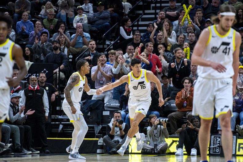 Simone Fontecchio (16), del Jazz de Utah, vuelve al otro aro tras encestar en el partido del sábado 25 de noviembre de 2023, ante los Pelicans de Nueva Orleáns (AP Foto/Isaac Hale)
