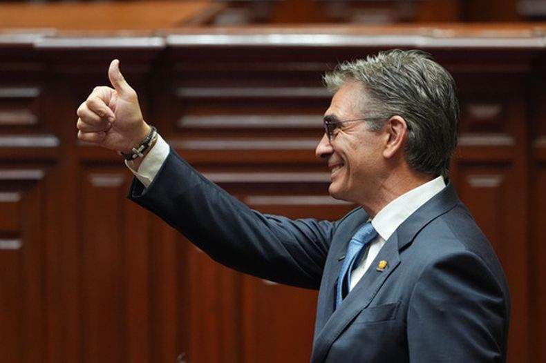 El presidente de Bolivia, Rodrigo Paz, llega al Congreso para la toma de posesión de la nueva presidenta de Perú, Keiko Fujimori, el martes 28 de julio de 2026, en Lima, Perú. (AP Foto/Guadalupe Pardo, foto compartida)