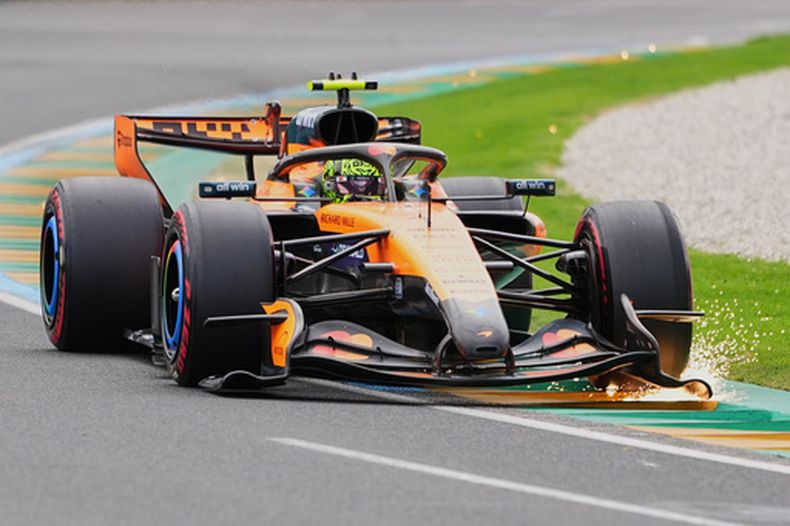 El británico Lando Norris de McLaren maniobra su auto durante la calificación al Gran Premio de Australia el sábado 7 de marzo del 2026. (AP Foto/Scott Barbour)