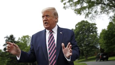 Trump visita fábrica de mascarillas en Arizona sin usar una
