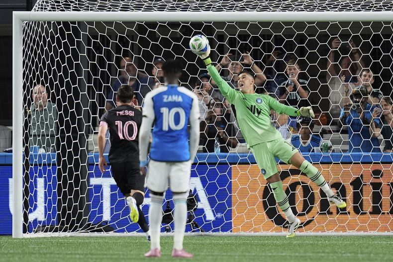 Kristijan Kahlina, arquero de Charlotte, ataja un penal ejecutado por Liionel Messi, del Inter Miami, el sábado 13 de septiembre de 2025 (AP foto/Erik Verduzco)