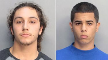 americateve | Los hombres de 18 años fueron detenidos por participar en actos sexuales y registrarlos con un celular. La policía busca a un tercer sospechoso.