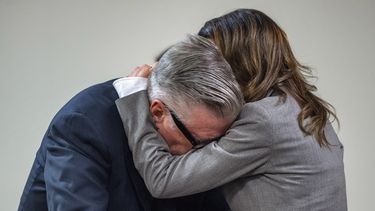 El actor Alec Baldwin, a la izquierda, mientras su esposa Hilaria le abraza durante un descanso en su juicio por homicidio involuntario por el tiroteo mortal de 2021 contra la directora de fotografía Halyna Hutchins durante el rodaje de la película Rust, el viernes 12 de julio de 2024, en el Tribunal de Distrito del Condado de Santa Fe en Santa Fe, Nuevo México. (Eddie Moore/The Albuquerque Journal via AP, Pool)