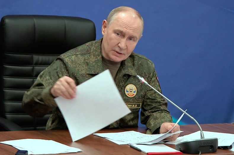 En esta imagen tomada de un video proporcionado por el servicio de prensa presidencial ruso el viernes 3 de julio de 2026, el presidente de Rusia, Vladímir Putin, se ve durante una visita al puesto de mando del Grupo Conjunto de Fuerzas Rusas en un lugar no revelado. (Servicio de prensa presidencial ruso via AP)