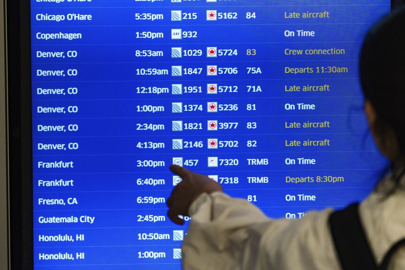 ARCHIVO - Un viajero revisa el tablero de salidas del vuelo en la terminal de United Airlines en el aeropuerto internacional de Los Ángeles, el miércoles 28 de junio de 2023, en Los Ángeles. (Foto AP/Damian Dovarganes, archivo)