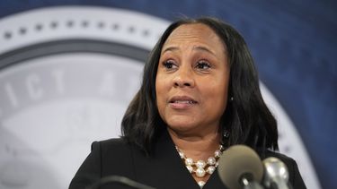 ARCHIVO - La fiscal del distrito Fulton, Fani Willis, habla en conferencia de prensa el 14 de agosto de 2023, en Atlanta luego de la presentación de cargos contra el expresidente Donald Trump y otros de intentar anular ilegalmente los resultados de las elecciones de 2020 en Georgia. (AP Foto/John Bazemore, archivo)