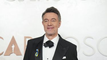 Peter Straughan llega a los Oscar el domingo 2 de marzo de 2025 en el Teatro Dolby de Los Ángeles. (Foto AP /Jae C. Hong)