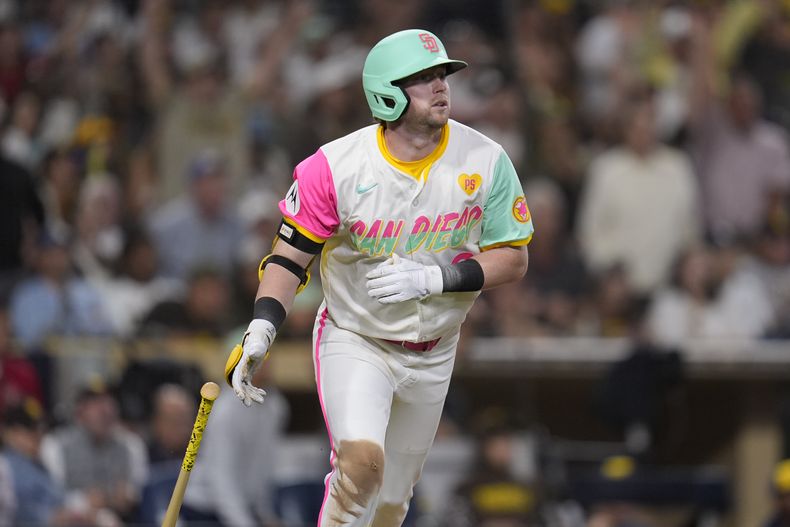 Jake Cronenworth, de los Padres de San Diego, observa el vuelo de su cuadrangular durante la sexta entrada del juego de béisbol en contra de los Cerveceros de Milwaukee, el viernes 21 de junio de 2024, en San Diego. (AP Foto/Gregory Bull)