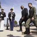 El secretario de Defensa de Estados Unidos, Lloyd Austin, camina junto al presidente ucraniano Volodymyr Zelenskyy durante una ceremonia de bienvenida en el Pentágono, el 21 de septiembre de 2023, en Washington. (AP Foto/Andrew Harnik, archivo)