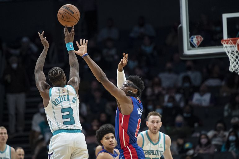 Hornets rompen récord de triples en paliza a Pistons