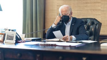 Con voz ronca, Biden dice sentirse mejor de como se oye