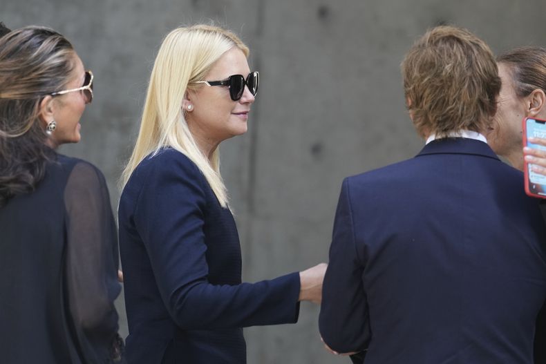 Valeria Mazza llega al Armani/Teatro en Milán, norte de Italia, el sábado 6 de septiembre de 2025, para rendir homenaje al diseñador de moda Giorgio Armani, quien falleció el jueves a los 91 años. (Foto AP/Antonio Calanni)