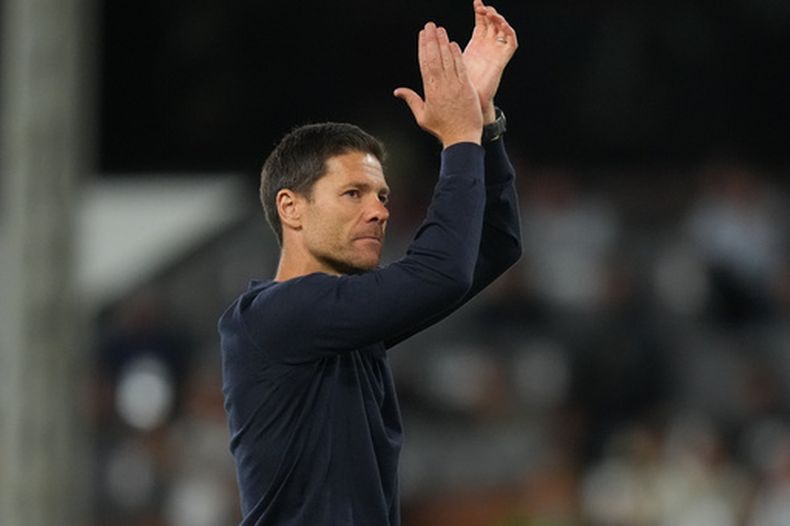 El técnico del Chelsea Xabi Alonso sale del campo tras el encuentro ante el Fulham en la Liga Premier el lunes 24 de agosto del 2026. (AP Foto/Kirsty Wigglesworth)