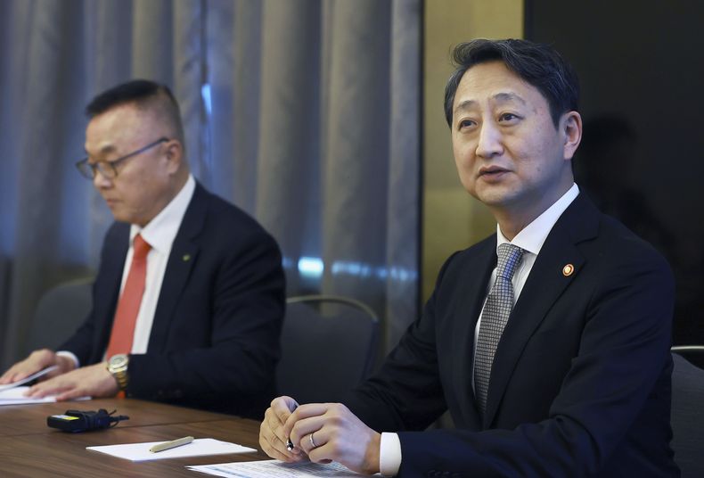 Foto entregada por el Ministerio de Comercio, Industria y Energía de Corea del Sur, que muestra al ministro de Industria surcoreano Ahn Duk-geun (der) hablando a reporteros en Praga, República Checa, el 7 de mayo del 2025. (Ministerio de Comercio, Industria y Energía de Corea del Sur via AP)