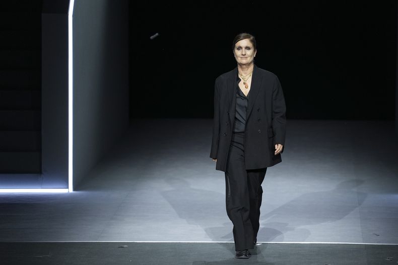 La diseñadora de moda italiana Maria Grazia Chiuri al presentar la colección femenina Otoño/Invierno 2025-2026 de Dior, el 4 de marzo de 2025 en París. (Foto de Scott A Garfitt/Invision/AP)