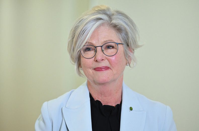La parlamentaria independiente australiana Helen Haines habla a la prensa en la Galería de Prensa del Parlamento en Canberra, Australia, el martes 8 de septiembre de 2026. (Mick Tsikas/AAP Image via AP)
